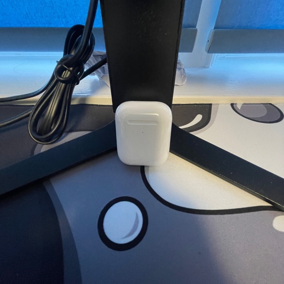 Airpod Gen 1 brand new with original box and charger - Picture 3 of 4